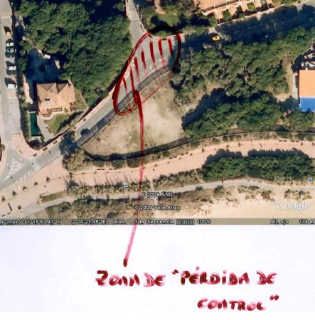 Imatge del dossier realitzat pels ve�ns del carrer Calafell de Gav� Mar per assenyalar la perillositat d'un dels seus trams (Juliol de 2009)